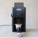 با استفاده از این قطعه شما در آسیاب های دلونگی KG89 و دلونگی KG79 می توانید قهوه در حال آسیاب را مستقیما به داخل پرتافیلتر و یا دوزینگ کاپ بریزید.